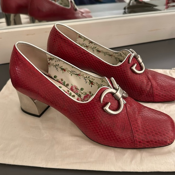 Gucci Red Snakeskin Loafer with Silver Heel & GG Motif Size 39.5 EUC - Picture 1 of 5